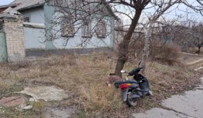 Россияне сбросили с дрона взрывчатку на мужчину, который ехал на мопеде в Бериславе