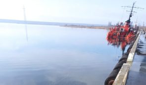 У порту Миколаєва затонуле судно забруднило воду нафтопродуктами