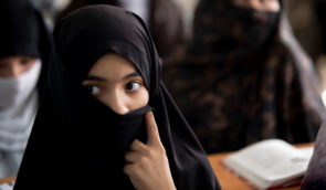 В Афганістані за “поганий хіджаб” заарештували школярку: тримали під вартою та сварили за вивчення англійської