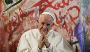 Папа Римський назвав сурогатне материнство “підлою практикою” та закликав заборонити його