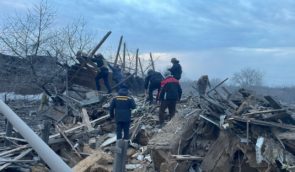 Семеро цивільних постраждали через російський обстріл Покровська на Донеччині, під завалами ще шукають людей