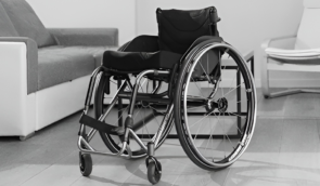 У Литві представили електричне крісло для людей з інвалідністю, яке дозволяє підійматися
