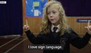 У британському графстві Камбрія учнів початкової школи вчать жестової мови