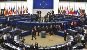Європарламент закликав конфіскувати заморожені російські активи, щоб виплатити компенсації Україні