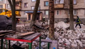 Россияне обстреляли многоэтажку в Днепре: 8 пострадавших, под завалами люди