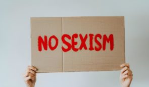 На Хмельниччині за сексистську рекламу із зображенням оголених жінок оштрафували підприємця