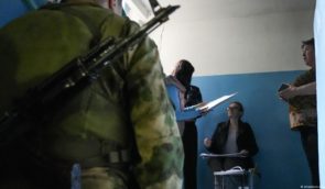 У Запорізькій області окупанти змушують українців оформлювати російські документи на житло, погрожуючи виселити їх з домівок