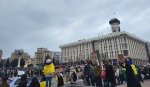 У Києві рідні військовополонених провели акцію FREE AZOV