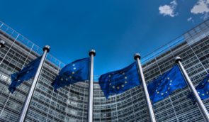 В ЄС набув чинності Акт із цифрових послуг, який зобов’язує інтернет-платформи видаляти дезінформацію та мову ворожнечі