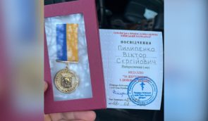 УПЦ КП вручила медаль бойовому медику та відкритому гею Віктору Пилипенку, а потім – анулювала її