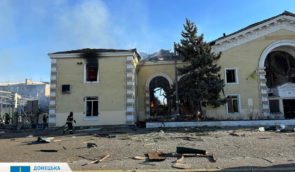 Російські військові знищили залізничний вокзал у Костянтинівці на Донеччині