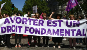 Франція стала першою у світі країною, у якій право жінок на аборт закріпили в конституції