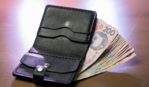 З 1 квітня мінімальну зарплату в Україні підвищать до 8 тисяч гривень