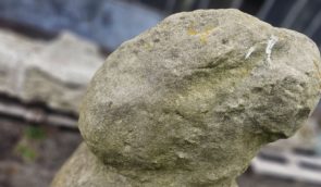 До Дніпра привезли дві камʼяні баби з Донеччини, яким понад 800 років