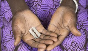 У Гамбії хочуть знову дозволити робити жіноче обрізання