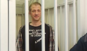 Російський журналіст під час суду навколішках перепросив українців