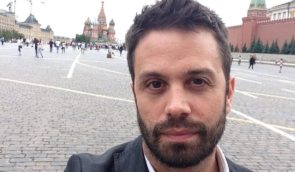 З Росії вислали іспанського журналіста, який писав про протести дружин мобілізованих росіян
