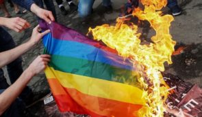 На Херсонщині окупанти били ЛГБТ-людей прикладом по обличчю, погрожували зґвалтуванням та вибивали зуби