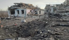 На Харківщині росіяни скинули з дрона снаряд на будинок, де перебувала родина: є постраждалі