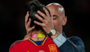 Експрезиденту футбольної федерації Іспанії загрожує в’язниця за поцілунок спортсменки без її згоди