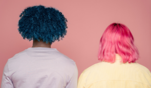 У Франції обговорюють заборону дискримінації за кольором та довжиною волосся