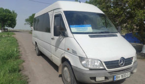 На Херсонщині росіяни дроном-камікадзе атакували гуманітарний автобус “Проліски” з пасажирами