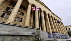 У Грузії від обговорення закону про “іноагентів” усунули 14 депутатів-опозиціонерів