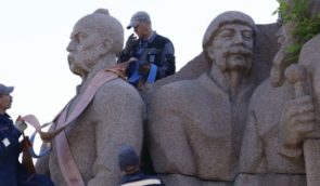 У Києві демонтують пам’ятник під Аркою Свободи українського народу