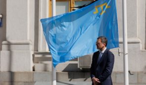 Біля будівлі МЗС України здійнявся кримськотатарський прапор із жалобною стрічкою до 80 роковин геноциду
