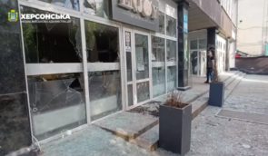 Російські окупанти обстріляли середмістя Херсона, поранили жінку