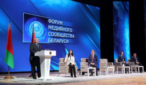 Лукашенко закликав білоруських журналістів “не годувати його байками про незалежні медіа та демократичні цінності”