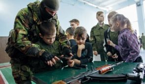 Росіяни утримують вивезених з України дітей в інтернатах та кадетських коледжах, де системно мілітаризують їх