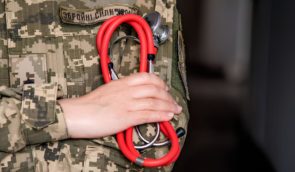 Якщо медикині та фармацевтки бажають працювати далі, то мають стати на військовий облік – постанова уряду