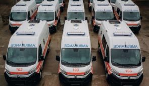 Коштом міжнародних благодійників в Україну доставили ще 13 швидких
