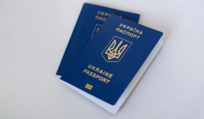 Українцям за кордоном відновили видавання паспортів, але поки що в тестовому режимі