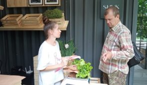 У Харкові запрацювала “Лавка деокупації”, де продають овочі зі звільнених сіл Ізюмщини