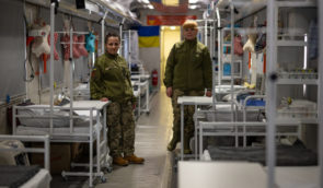 Укрзалізниця запустила сервіс для родичів поранених військових, яких евакуюють медичними потягами