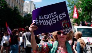 У Франції тисячі жінок вийшли на марші проти ультраправої партії “Національне обʼєднання”