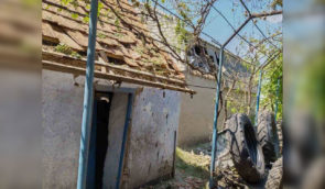 Росіяни обстріляли з артилерії село на Херсонщині: поранені син та батько