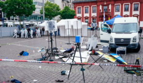 У Німеччині на антиісламській акції ножем поранили поліцейського, він помер у лікарні