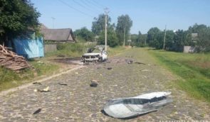 Окупанти скинули вибухівку з дрона на поліційний автомобіль у Сумській області, є поранений