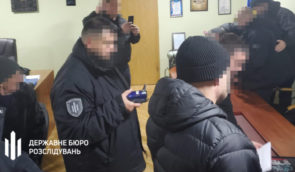 Поліціянти на Дніпропетровщині платили чоловіку за купівлю зброї, щоб затримати для покращення показників