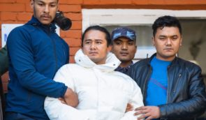 У Непалі за сексуальне насильство засудили чоловіка, якого вважають “реінкарнацією Будди”