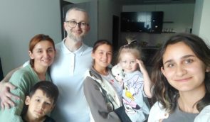 Звільнений з російського полону кримськотатарський активіст Наріман Джелял зустрівся з родиною