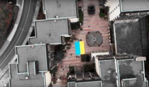 У Чехії сімом активістам загрожує в’язниця за намальований прапор України у дворі будинку, що орендує посольство РФ