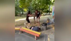 Плювалися та били ногами: в Одесі сусіди напали на хлопця через відео, де він цілувався з іншим чоловіком