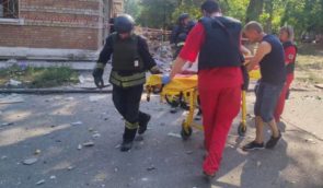 Армія окупантів обстріляла Нікополь, постраждали восьмеро цивільних, серед них двоє дітей
