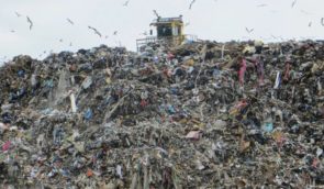 “Завод ще не починали будувати, а сміття вже везуть”: Росія перетворює окупований Донбас на сміттєвий полігон