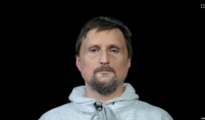 В РФ хочуть відправити за ґрати на 9 років журналіста Сергія Михайлова, якого звинуватили у розповсюдженні “фейків” про армію РФ
