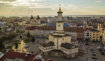 Мовні інспектори в Івано-Франківську робитимуть зауваження за спілкування російською